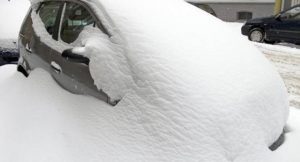 Auto versinkt im Schnee; Foto: shutterstock