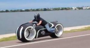 Foto: You Tube Screenshot, New Full Scale Electric Tron Lightcycle Parker Brothers Choppers