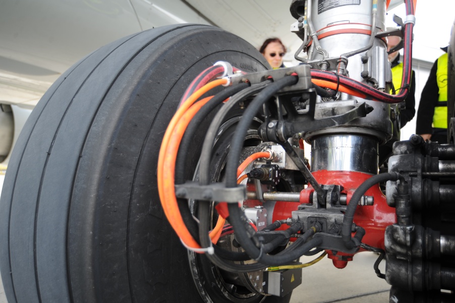 Elektromotoren in das Hauptfahrwerk eines Verkehrsflugzeugs installiert; Bild: Lufthansa Technik