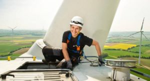 Windkraft Simonsfeld AG, Windpark Kreuzstetten, Wartungsarbeiten an der Flugbefeuerung am Dach der Gondel (105m), Servicetechnikerin für Windkraftanlagen
