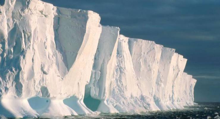 Abbrechen von Eisbergen als typische Folgeerscheinung schmelzender Schelfeise
