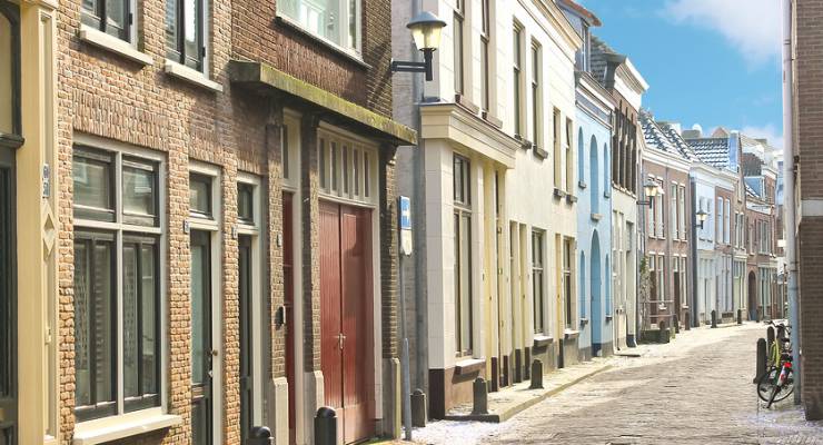 Straße mit Häusern in den Niederlanden