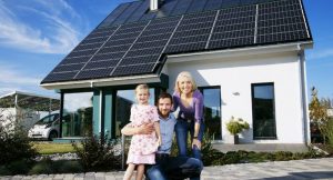 Familie mit Solarhaus