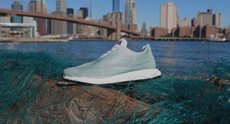 So sieht der Prototyp des Recycling-Schuhs aus Meeresplastik aus. Für die drei Streifen hat Adidas bislang keine Lösung, ©adidas
