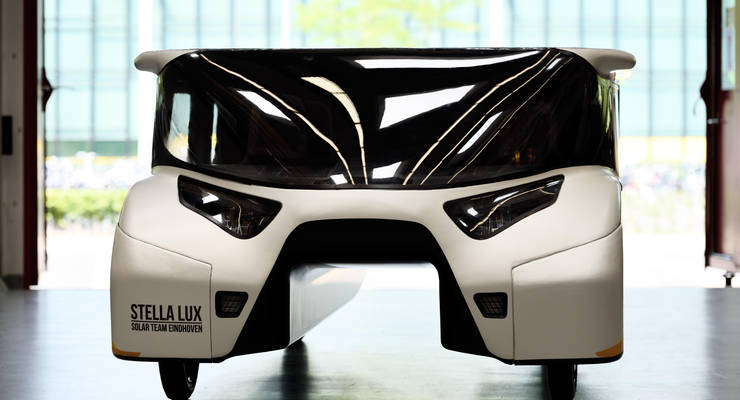 Niederländische Studenten haben ein Energie-positives Solarauto mit einer Reichweite von 1000 Kilometern entwickelt.