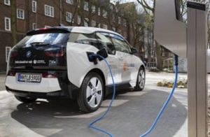 Lichtblick und der Verteilnetzbetreiber Stromnetz Hamburg machen vor, wie sich Stromkosten für Elektroautos um rund 30 Prozent reduzieren lassen.
