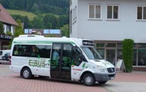 Der E-Kleinbus in Baiersbronn kommt gut an und schafft auch vollbeladen problemlos Steigungen bis zu 20 Prozent.