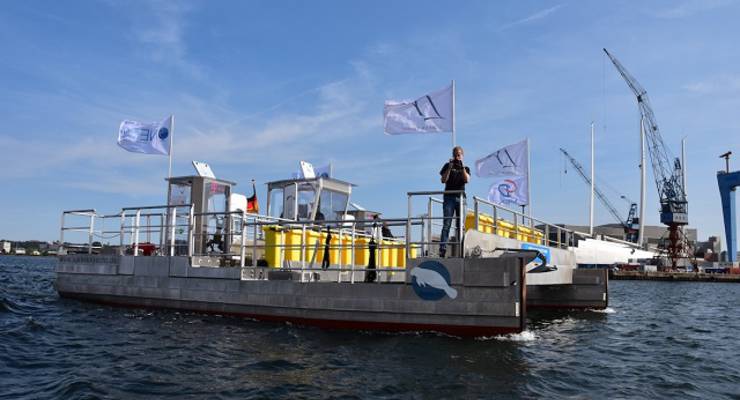 Die SEEKUH, das erste zertifizierte Forschungs- und Müllsammelschiff, sticht in See © Frank Brodmerkel / OEOO