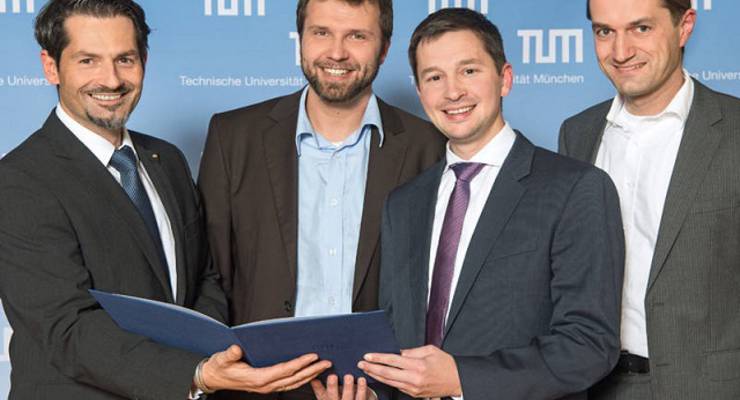 Prof. Thomas Hofmann gratuliert den Gründern Andreas Schuster, Andreas Sichert und Richard Aumann ©Heddergott/TUM