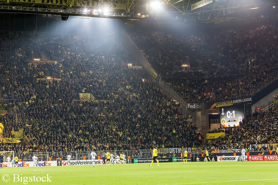 ein Fan des Fußballvereins Borussia Dortmund sammelt in einer Petition Unterschriften zum Wechsel auf Mehrwegbecher
