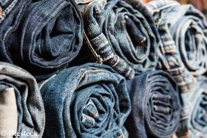 Schmutzige Modeindustrie: Ein Paar Jeans benötigt 10 000 Liter Wasser.